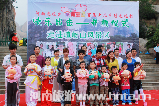 嵖岈山(shān)風(fēng)景區(qū)舉行(xíng)快(kuài)樂(yuè)出擊開(kāi)機(jī)儀式（嵖岈山(shān)景區(qū)內(nèi)遊玩(wán)攻略）