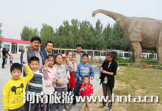 國(guó)慶節金(jīn)鹭鴕鳥園接待遊客再創曆史新高(gāo)（鄭州金(jīn)鹭鴕鳥園搬到(dào)哪了(le)）