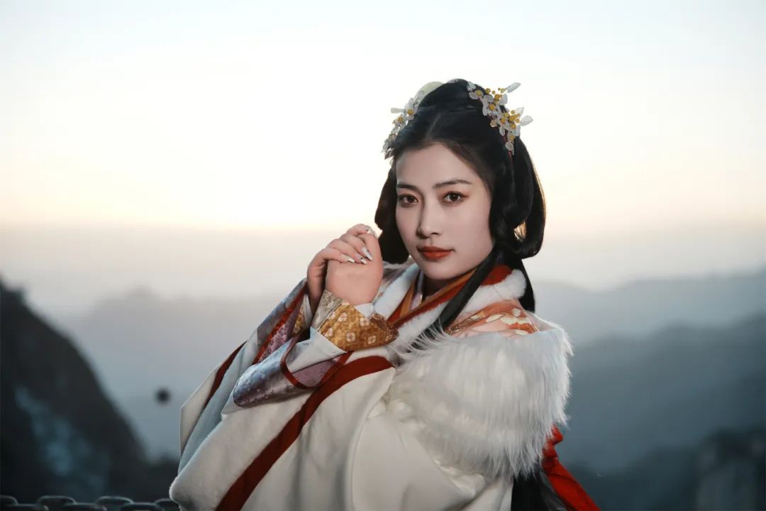 著(zhe)漢服，賞美(měi)景，老(lǎo)君山(shān)這(zhè)段穿越之旅等你(nǐ)來(lái)！（老(lǎo)君山(shān)旅遊穿衣指南(nán)）